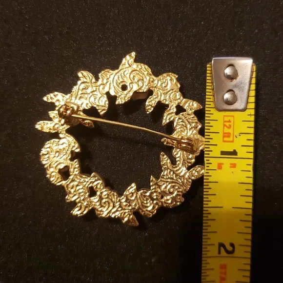 Gold-Tone Pink Porcelain Rose Wreath Brooch. - Picture 6 of 8